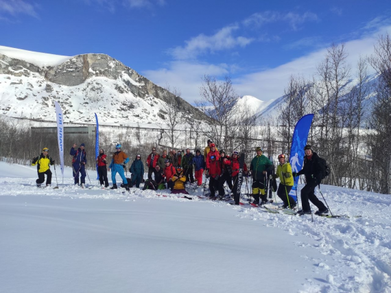 Участники соревнований на финише фрирайд-контеста